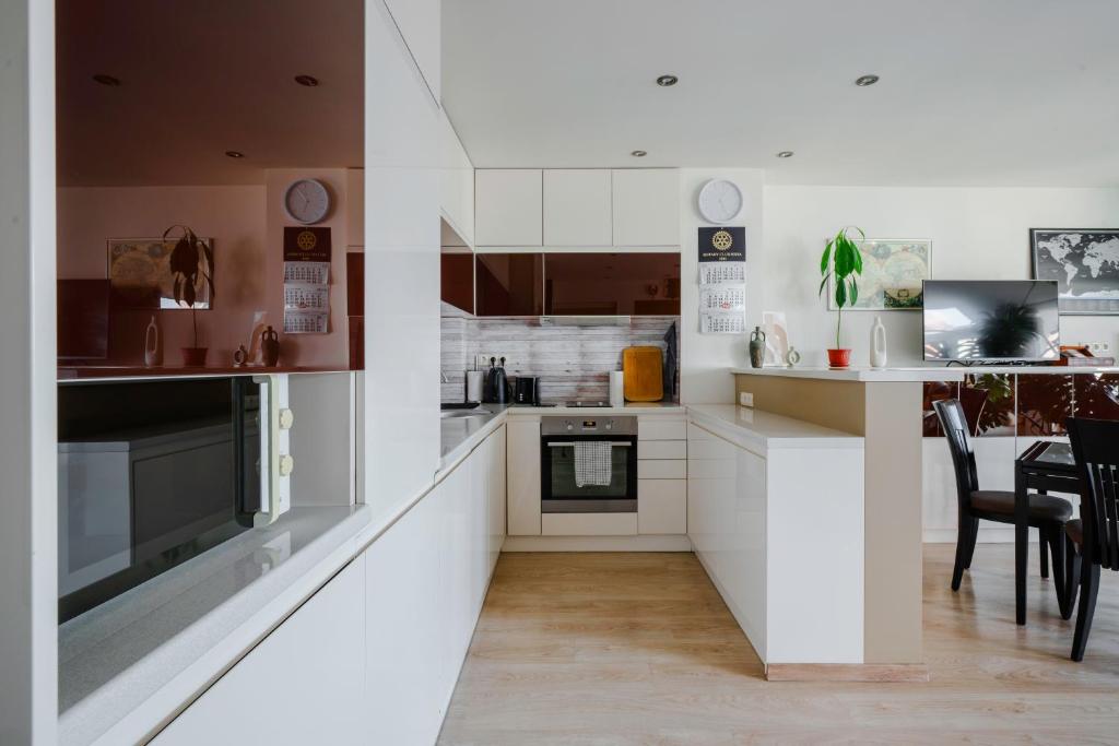 Kuchyň nebo kuchyňský kout v ubytování Spacious 2BD Flat with Secure Free Parking