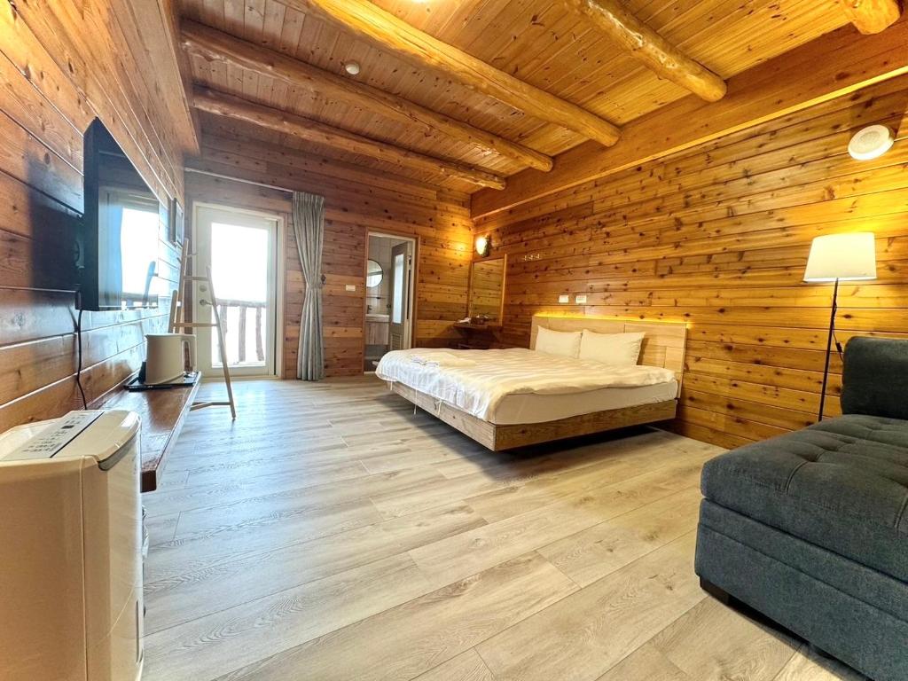 Postel nebo postele na pokoji v ubytování Dingdai Glass Villa