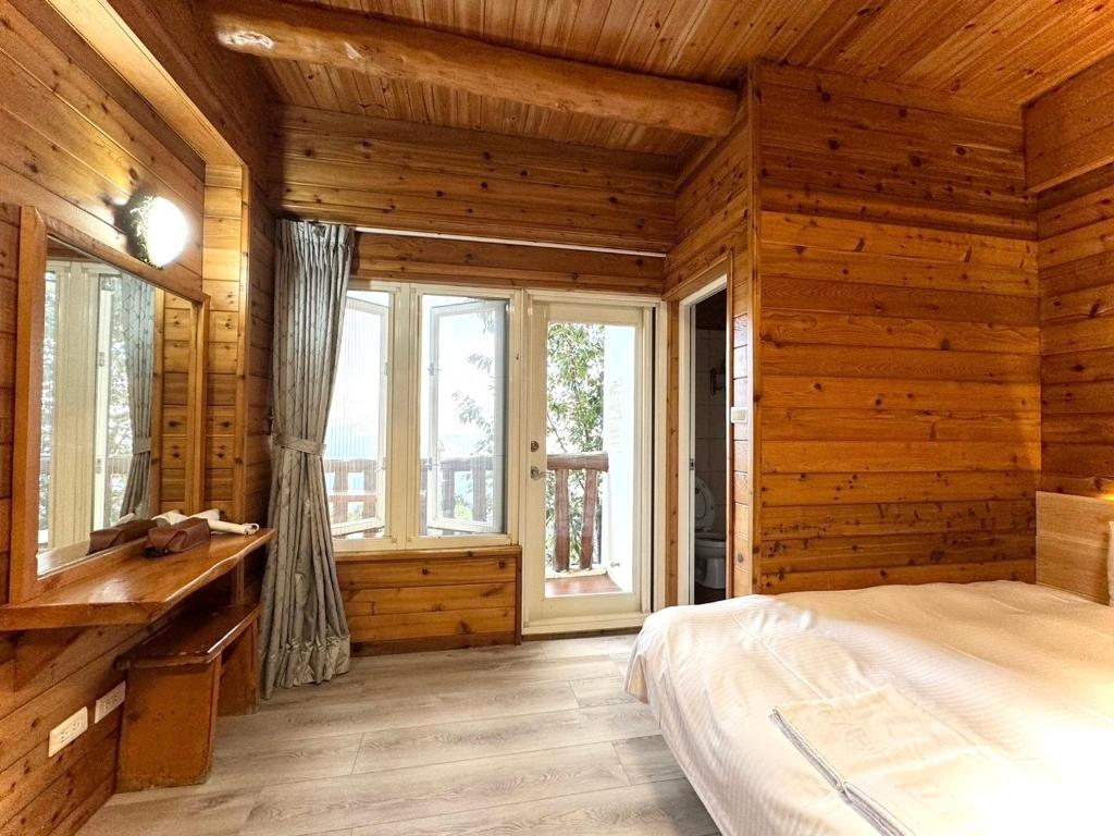 Postel nebo postele na pokoji v ubytování Dingdai Glass Villa