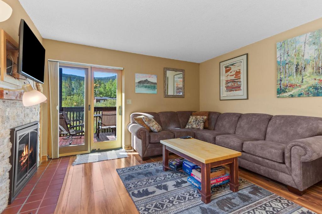 Posezení v ubytování Mountainside B173 by Great Western Lodging