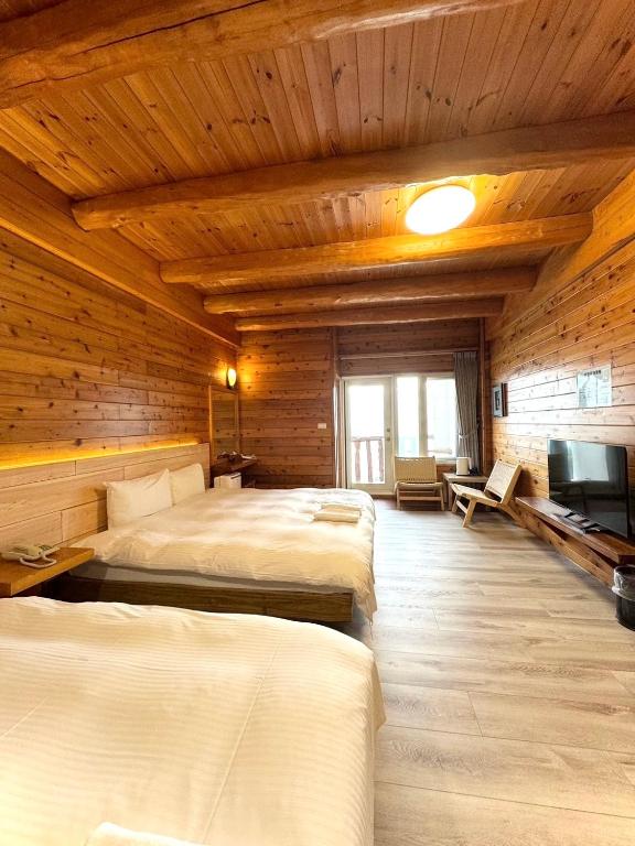 Postel nebo postele na pokoji v ubytování Dingdai Glass Villa