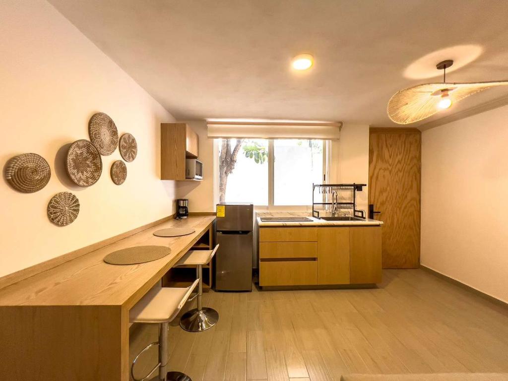 Modern Apt with Workspace in Central Queretaro的厨房或小厨房