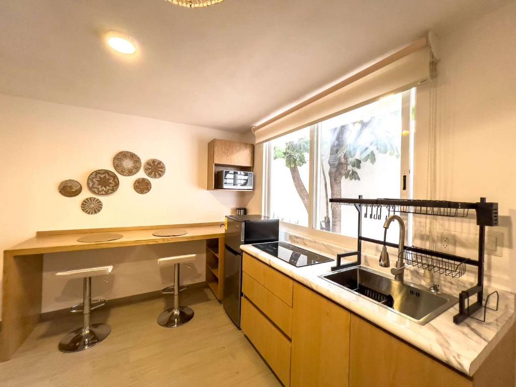 Modern Apt with Workspace in Central Queretaro的厨房或小厨房