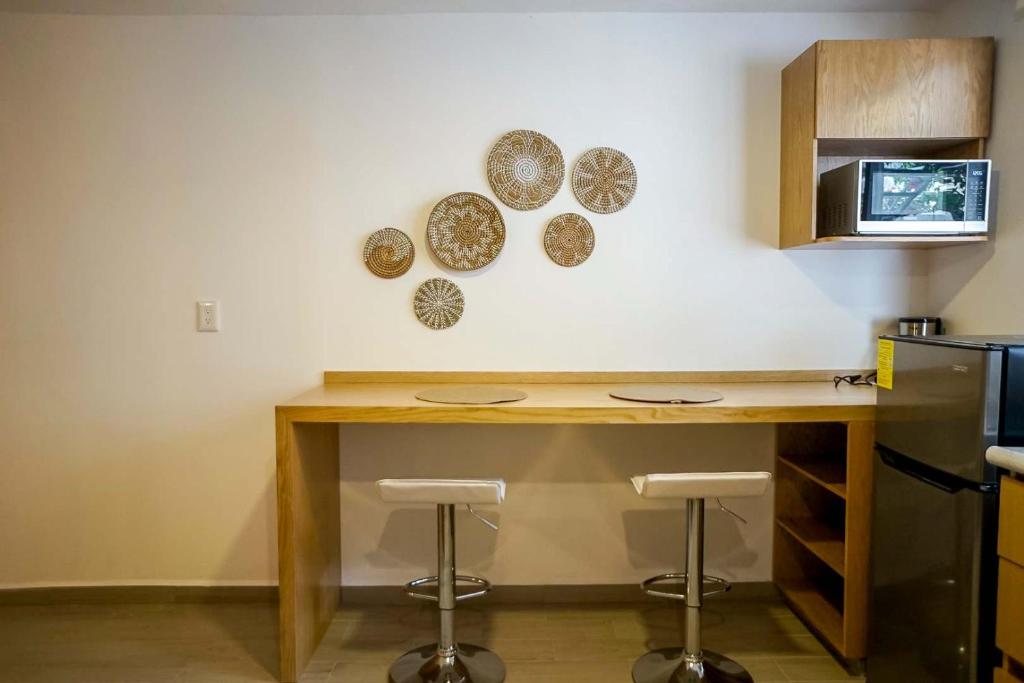 Modern Apt with Workspace in Central Queretaro的厨房或小厨房