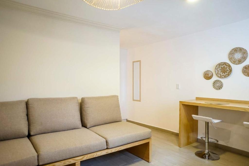 Modern Apt with Workspace in Central Queretaro的休息区