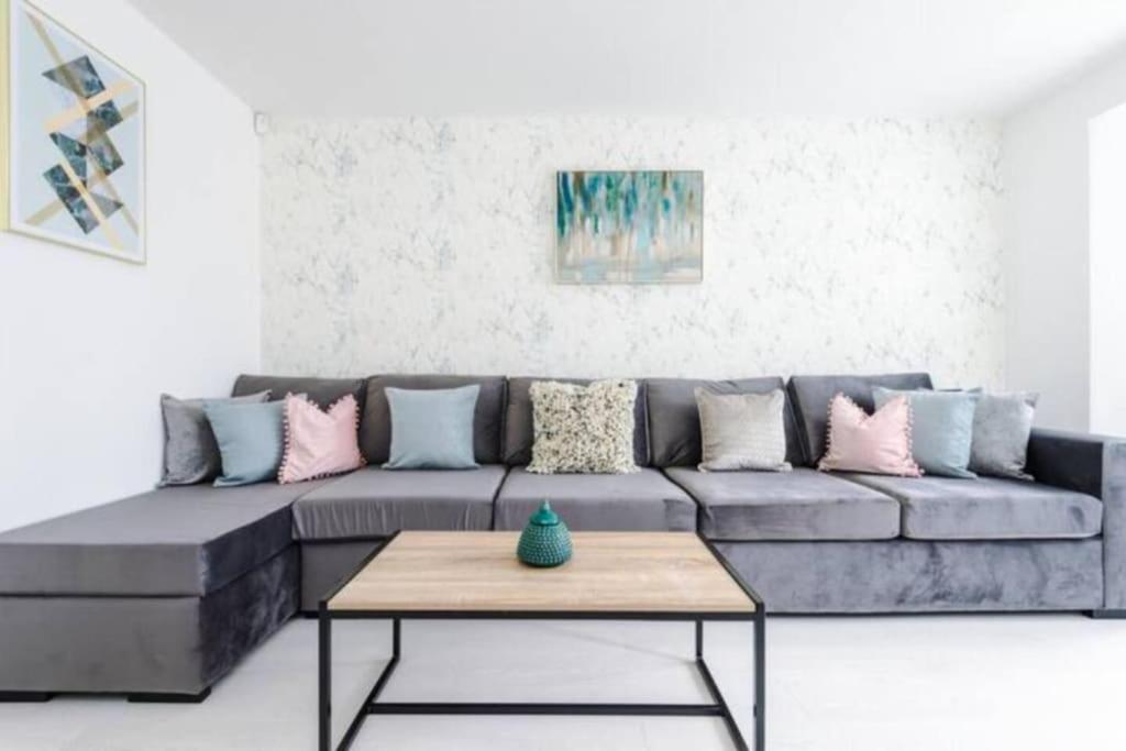 un soggiorno con un divano e un tavolo di Spacious 4-Bed Manchester Home a Manchester