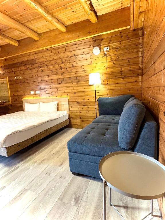 Postel nebo postele na pokoji v ubytování Dingdai Glass Villa