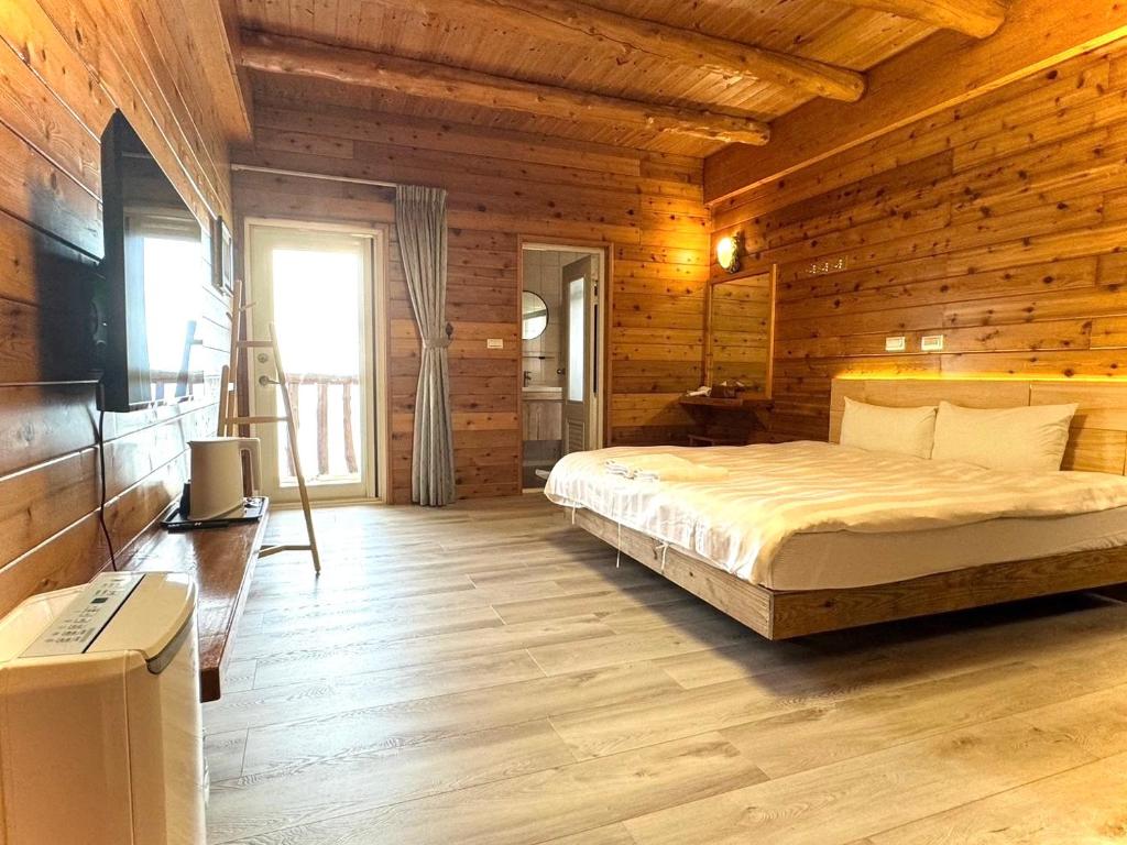 Postel nebo postele na pokoji v ubytování Dingdai Glass Villa