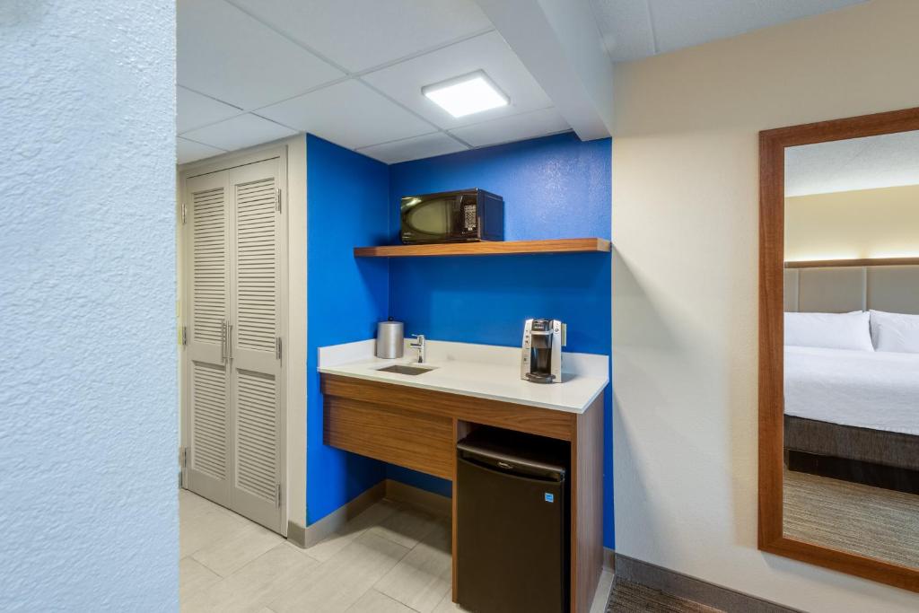 Holiday Inn Express State College at Williamsburg Square by IHG photo