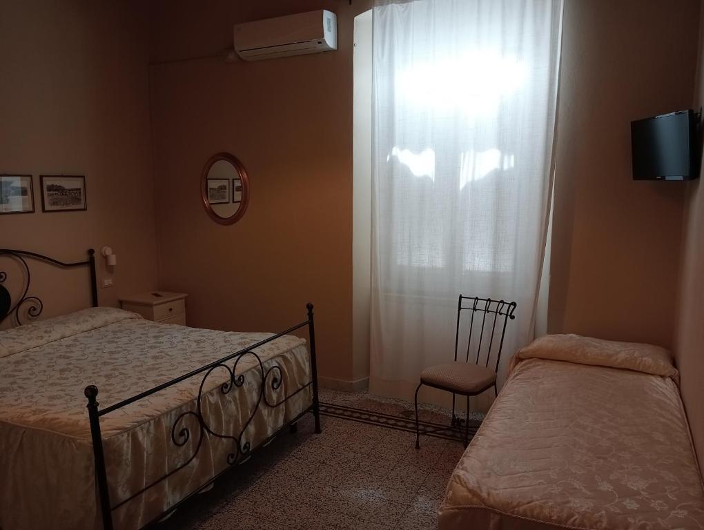 Postel nebo postele na pokoji v ubytování Buonanotte Rooms