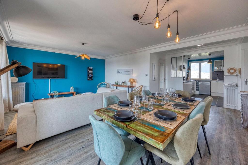 une salle à manger et un salon avec une table et des chaises dans l'établissement #HA Eaux Claires Angelica Parking, à Grenoble