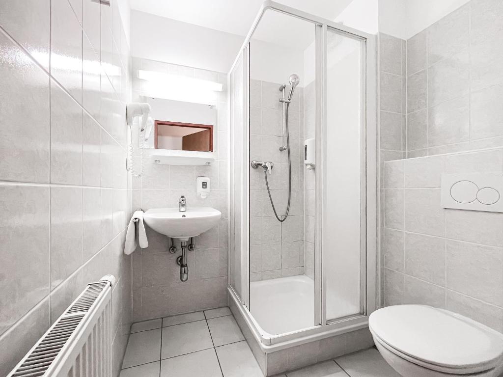Koupelna v ubytování Lenas Donau Hotel