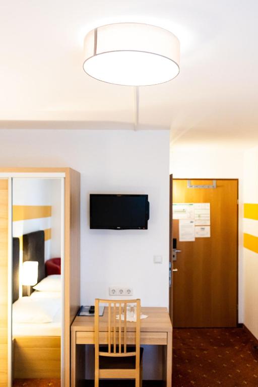TV a/nebo společenská místnost v ubytování Lenas Donau Hotel