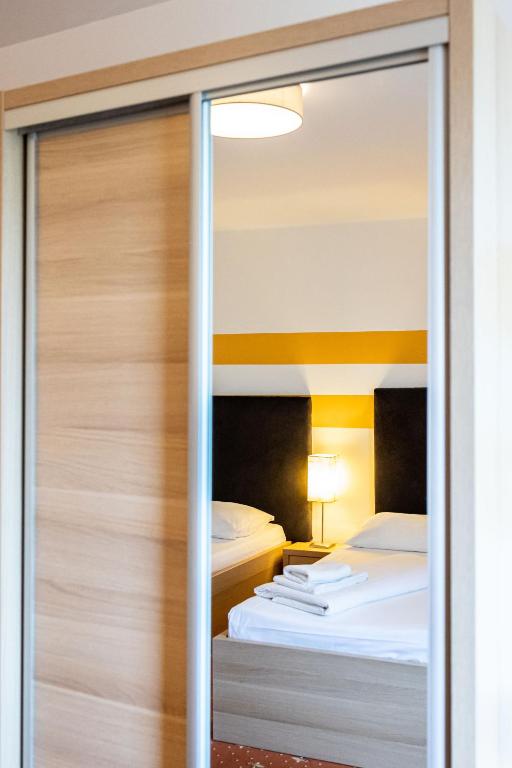 Postel nebo postele na pokoji v ubytování Lenas Donau Hotel