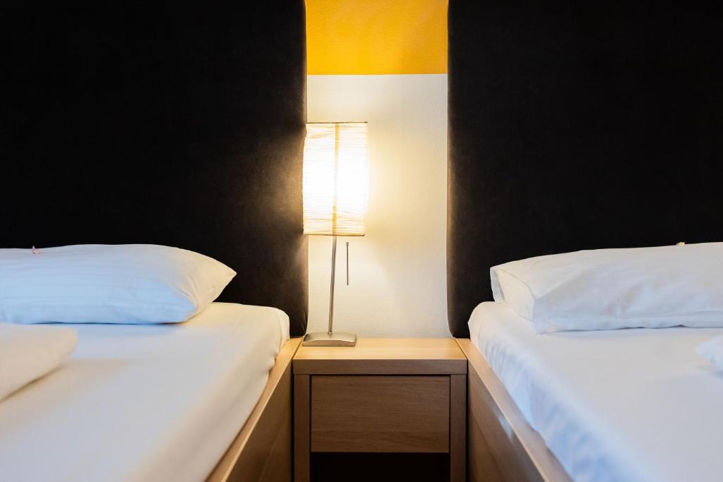 Postel nebo postele na pokoji v ubytování Lenas Donau Hotel