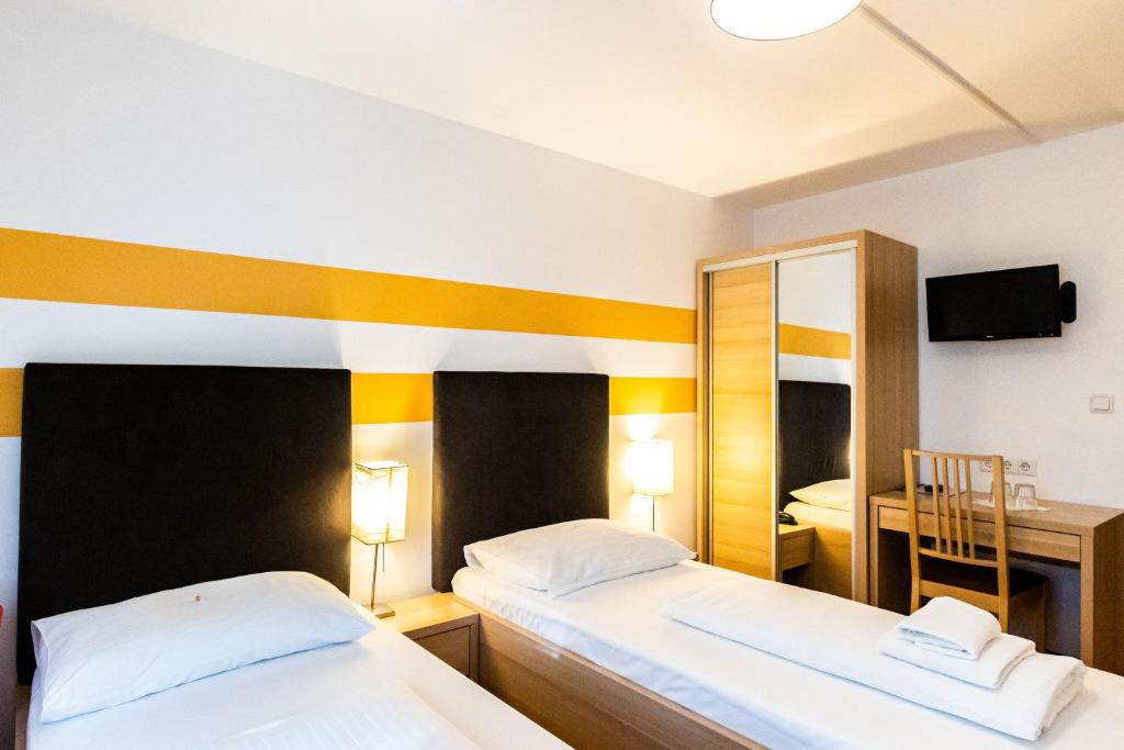 Postel nebo postele na pokoji v ubytování Lenas Donau Hotel