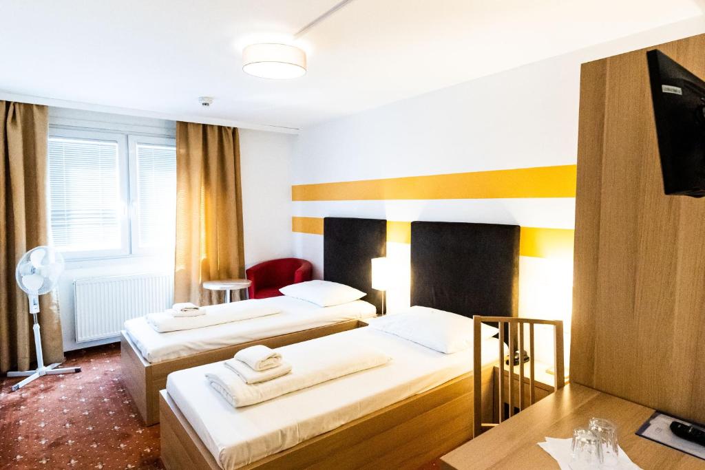 Postel nebo postele na pokoji v ubytování Lenas Donau Hotel