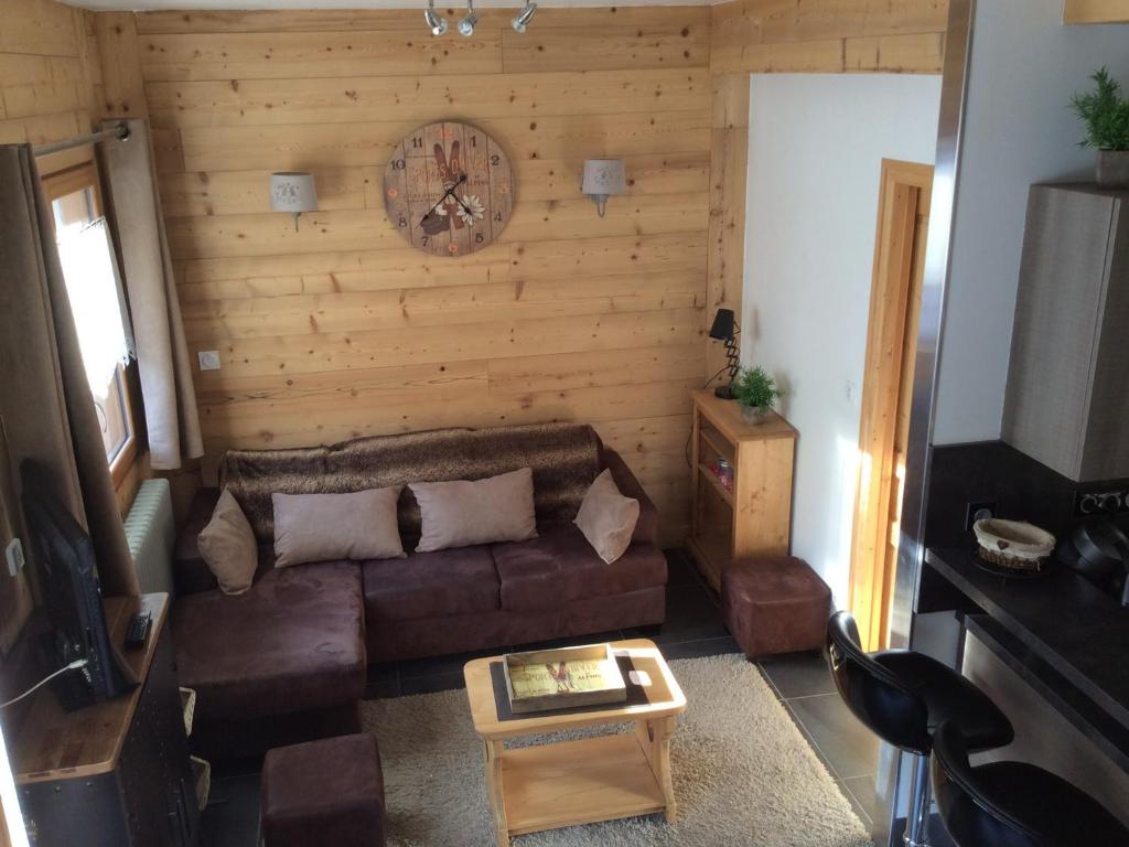 un salon avec un canapé et une table dans l'établissement Appartement Duplex 3 Chambres pour 6 Personnes avec Balcon à Valloire, 400m des Pistes - FR-1-263-297, à Valloire