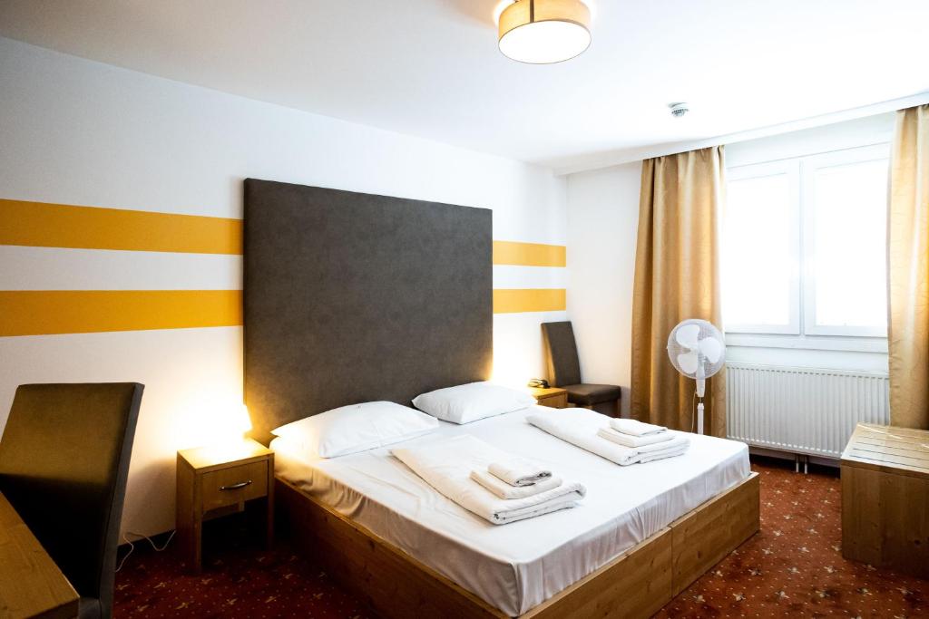 Postel nebo postele na pokoji v ubytování Lenas Donau Hotel