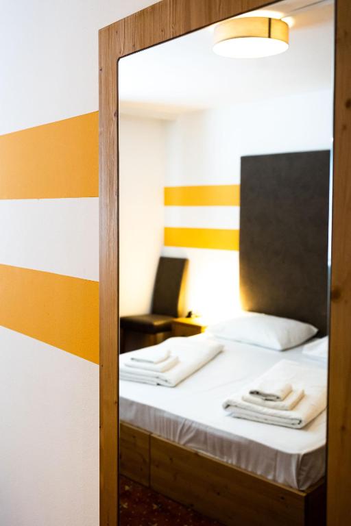 Postel nebo postele na pokoji v ubytování Lenas Donau Hotel