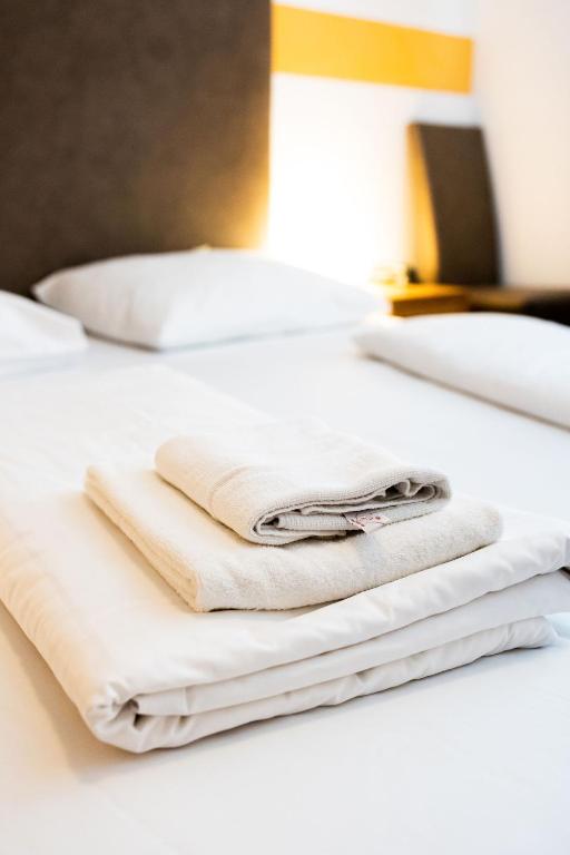 Postel nebo postele na pokoji v ubytování Lenas Donau Hotel