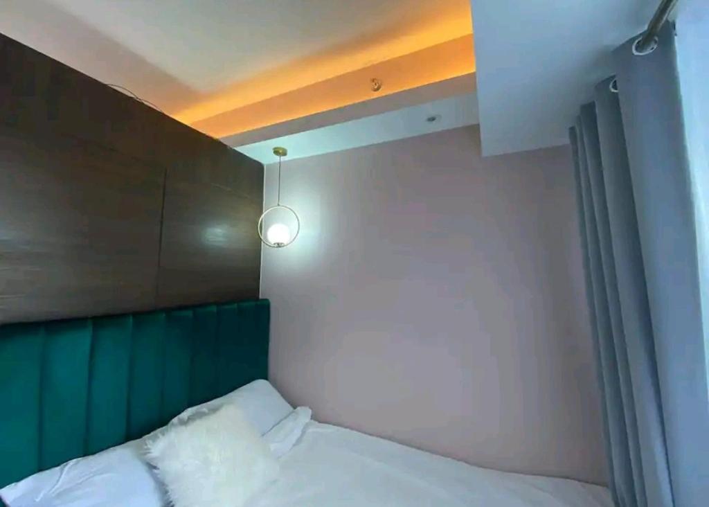 Postel nebo postele na pokoji v ubytování 1br at Air Makati Ayala near Makati med