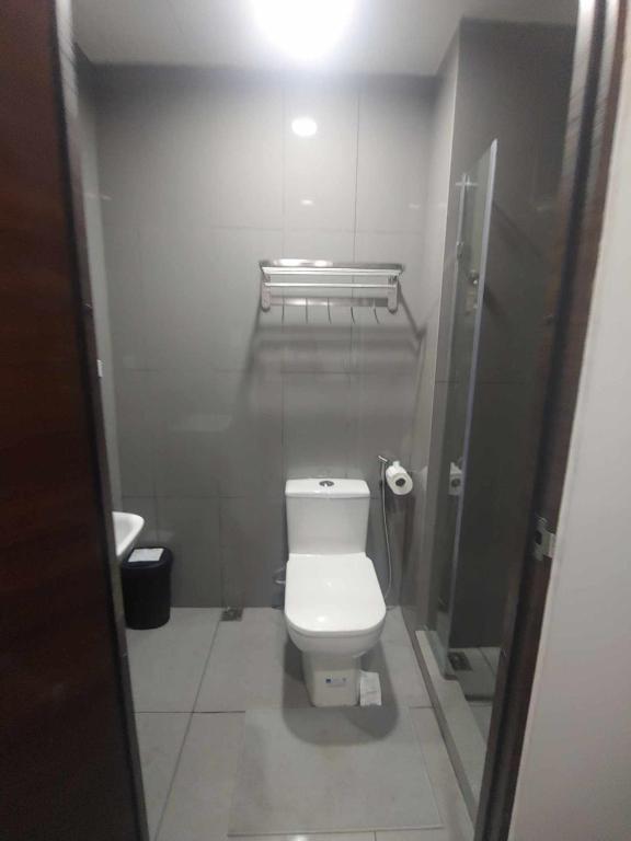 Koupelna v ubytování 1br at Air Makati Ayala near Makati med