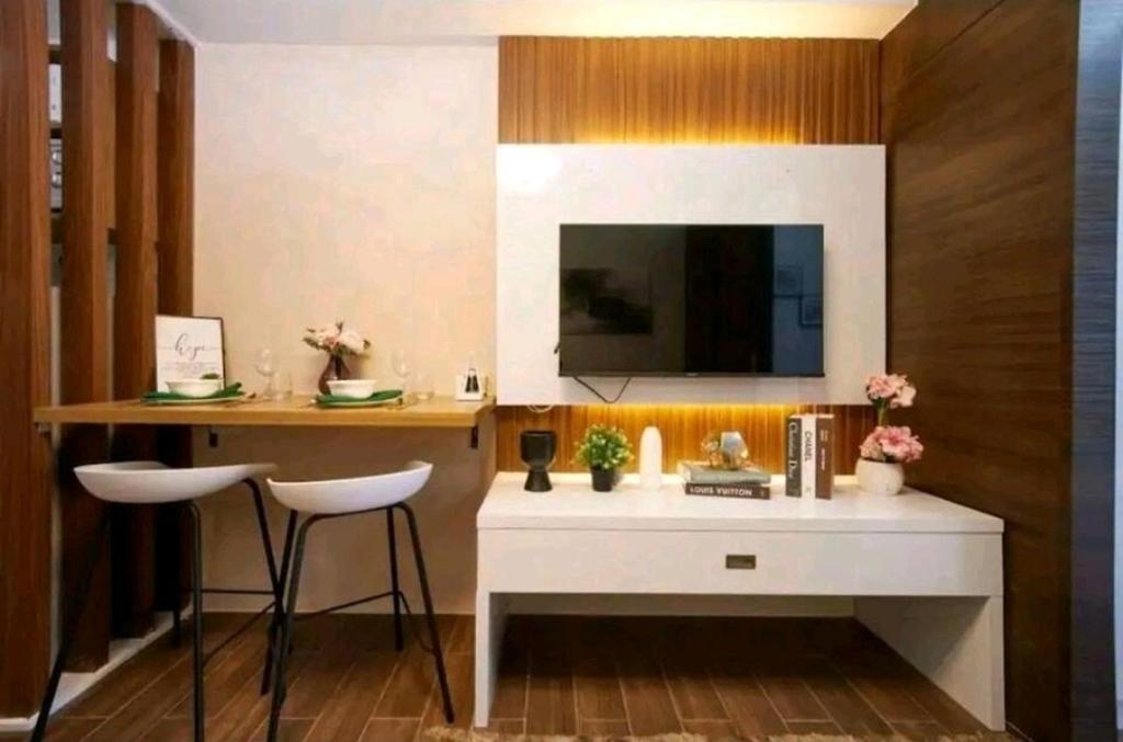 TV a/nebo společenská místnost v ubytování 1br at Air Makati Ayala near Makati med
