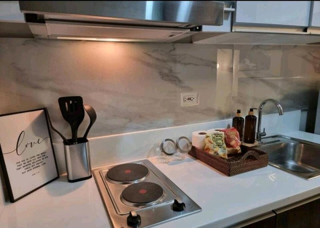 Kuchyň nebo kuchyňský kout v ubytování 1br at Air Makati Ayala near Makati med