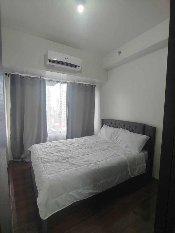 Postel nebo postele na pokoji v ubytování 1br at Air Makati Ayala near Makati med