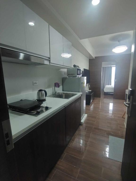 Kuchyň nebo kuchyňský kout v ubytování 1br at Air Makati Ayala near Makati med