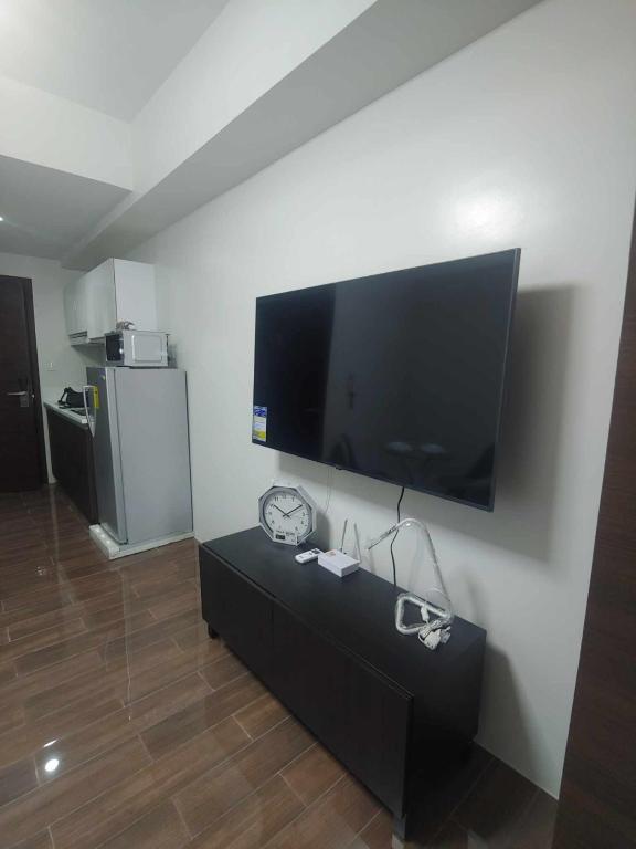 TV a/nebo společenská místnost v ubytování 1br at Air Makati Ayala near Makati med