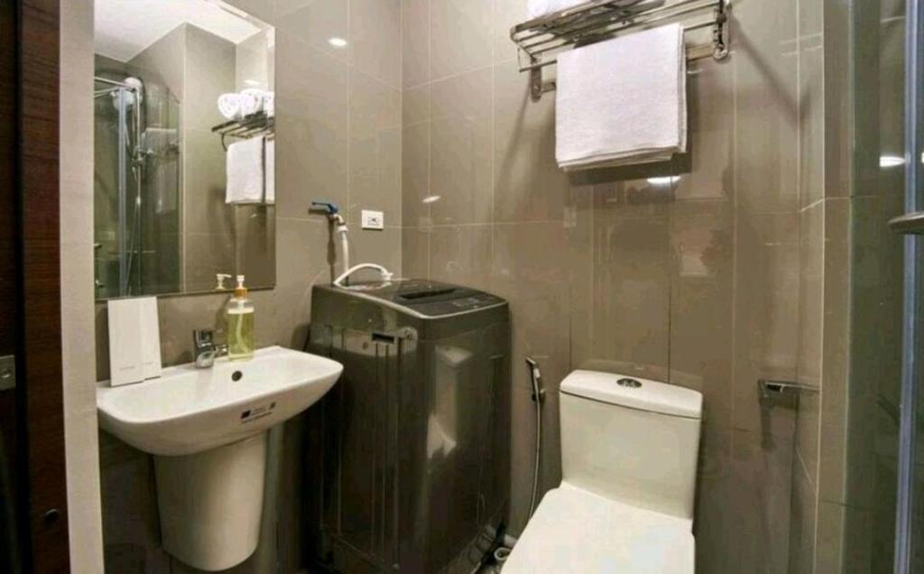 Koupelna v ubytování 1br at Air Makati Ayala near Makati med