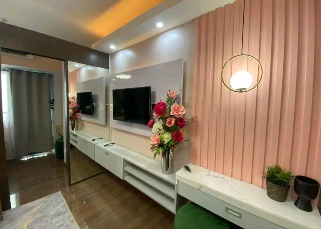 TV a/nebo společenská místnost v ubytování 1br at Air Makati Ayala near Makati med