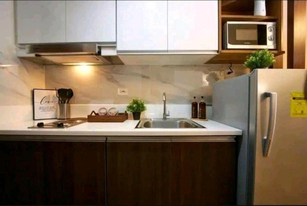 Kuchyň nebo kuchyňský kout v ubytování 1br at Air Makati Ayala near Makati med