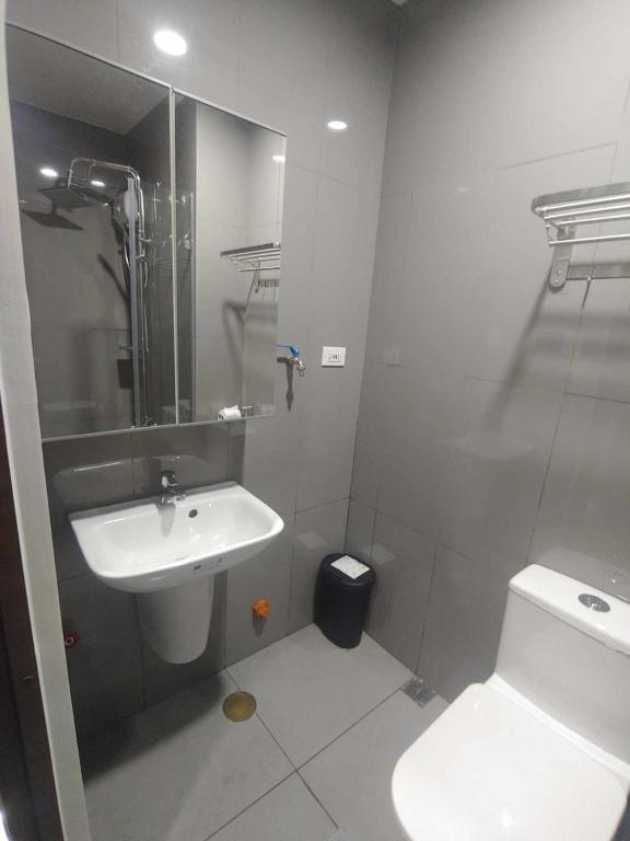 Koupelna v ubytování 1br at Air Makati Ayala near Makati med