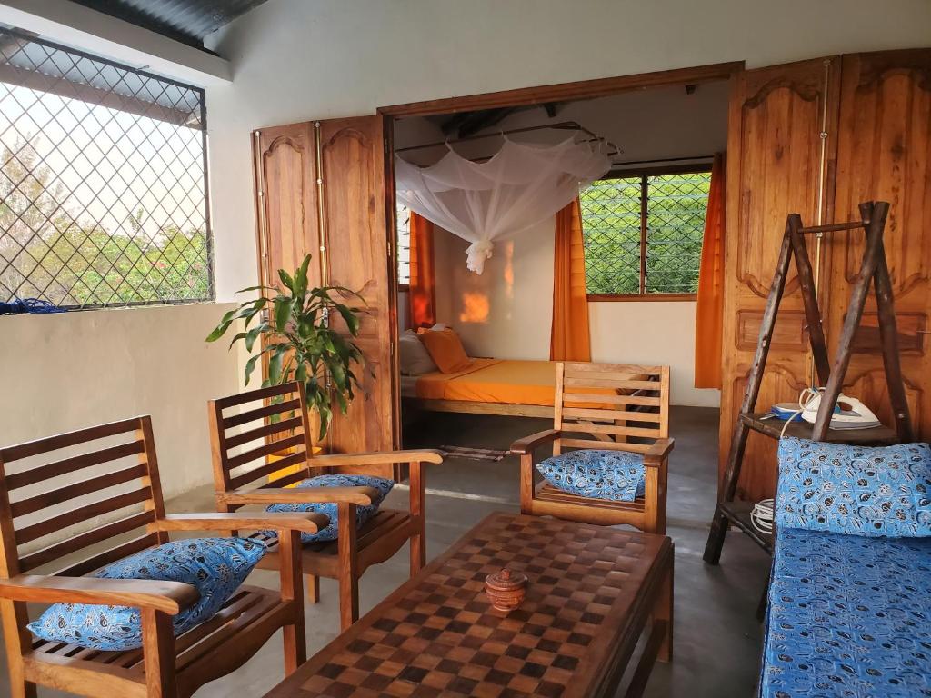 Un lugar para sentarse en Chambre chez l'habitant située à 200m de la plage