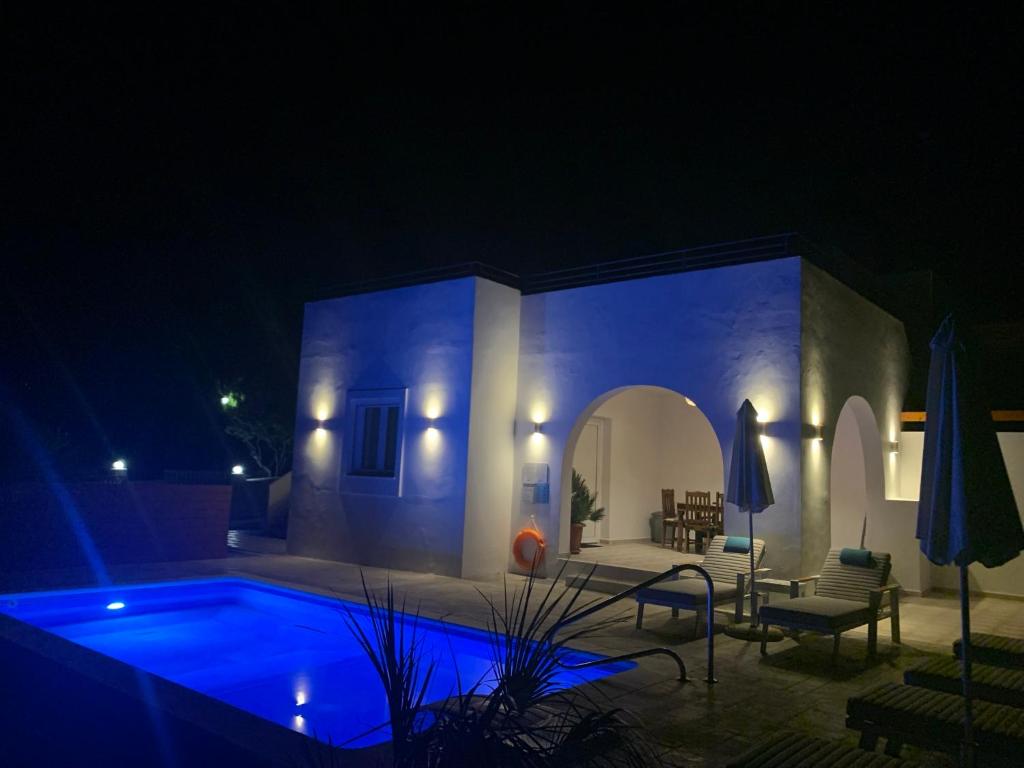 Bazén v ubytování Milos Villas Complex nebo v jeho okolí