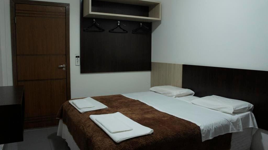 Postel nebo postele na pokoji v ubytování Hotel Tres Bandeiras