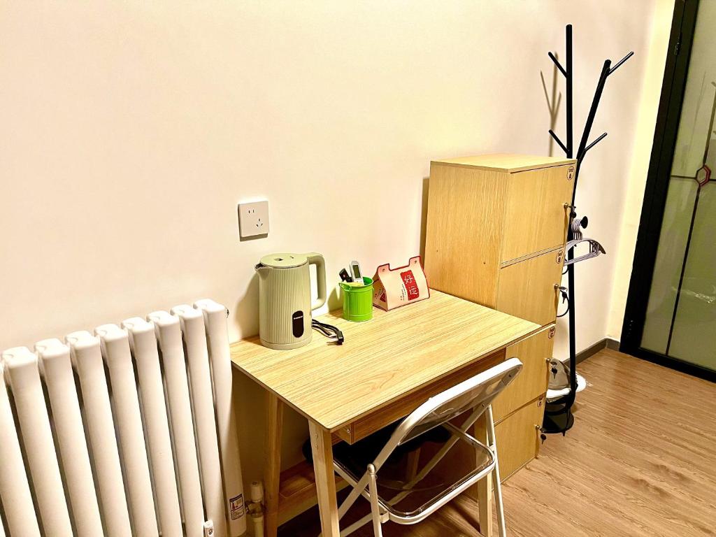 Příslušenství pro přípravu čaje a kávy v ubytování East Coast Coffee Inn
