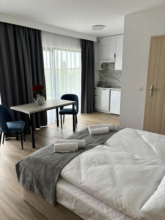 Postel nebo postele na pokoji v ubytování Hotel i Apartamenty Gorzelanny Dźwirzyno