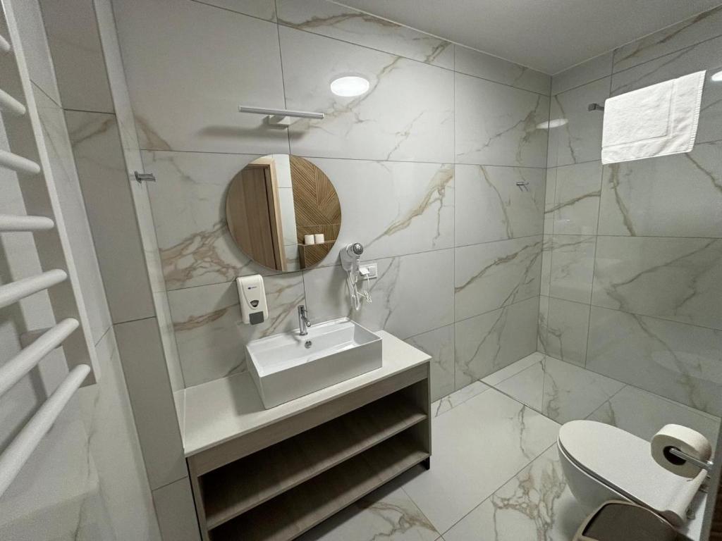 Koupelna v ubytování Hotel i Apartamenty Gorzelanny Dźwirzyno