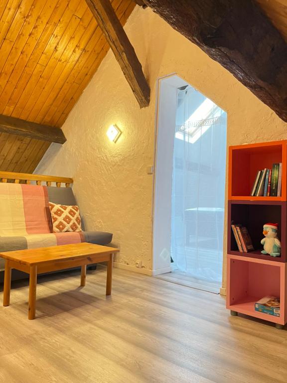 un salon avec un canapé et une table dans l'établissement Disney famille Cœur de la Ville, à Meaux