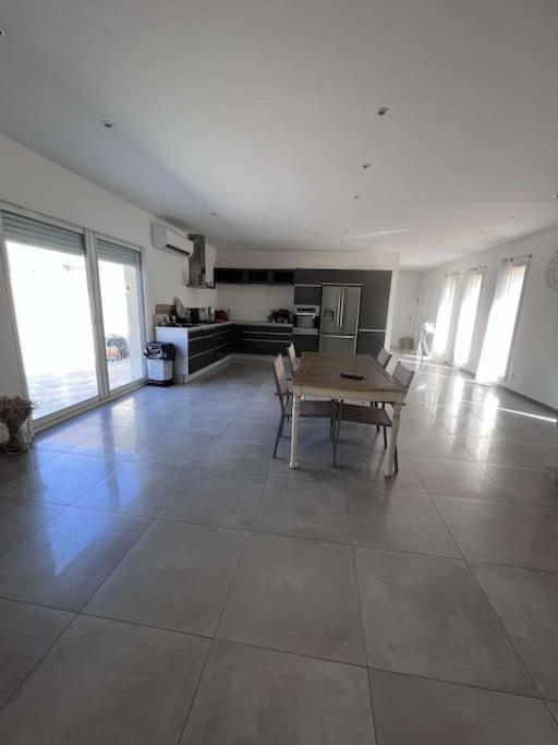 une grande chambre avec une table et une cuisine dans l'établissement Casalea, à Oletta