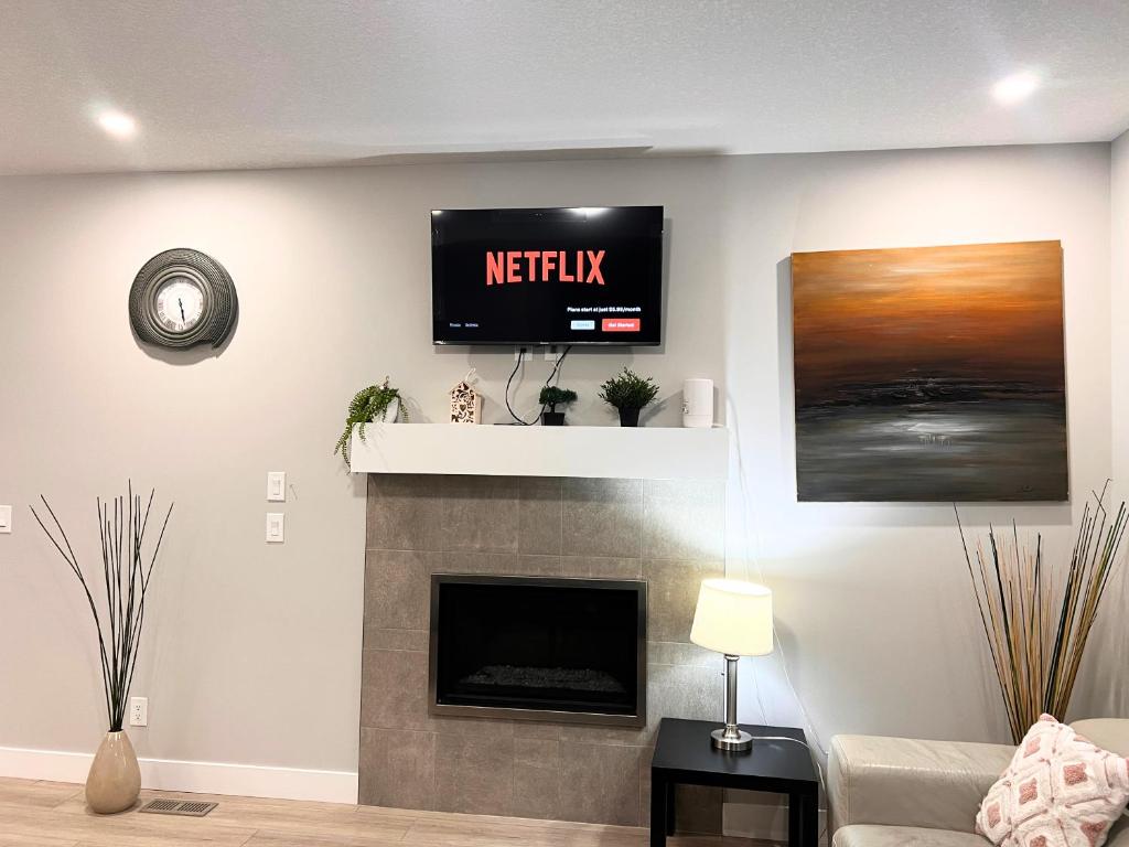 TV a/nebo společenská místnost v ubytování Flowealth Property Luxury Villa Near Lake Netflix TV Wifi