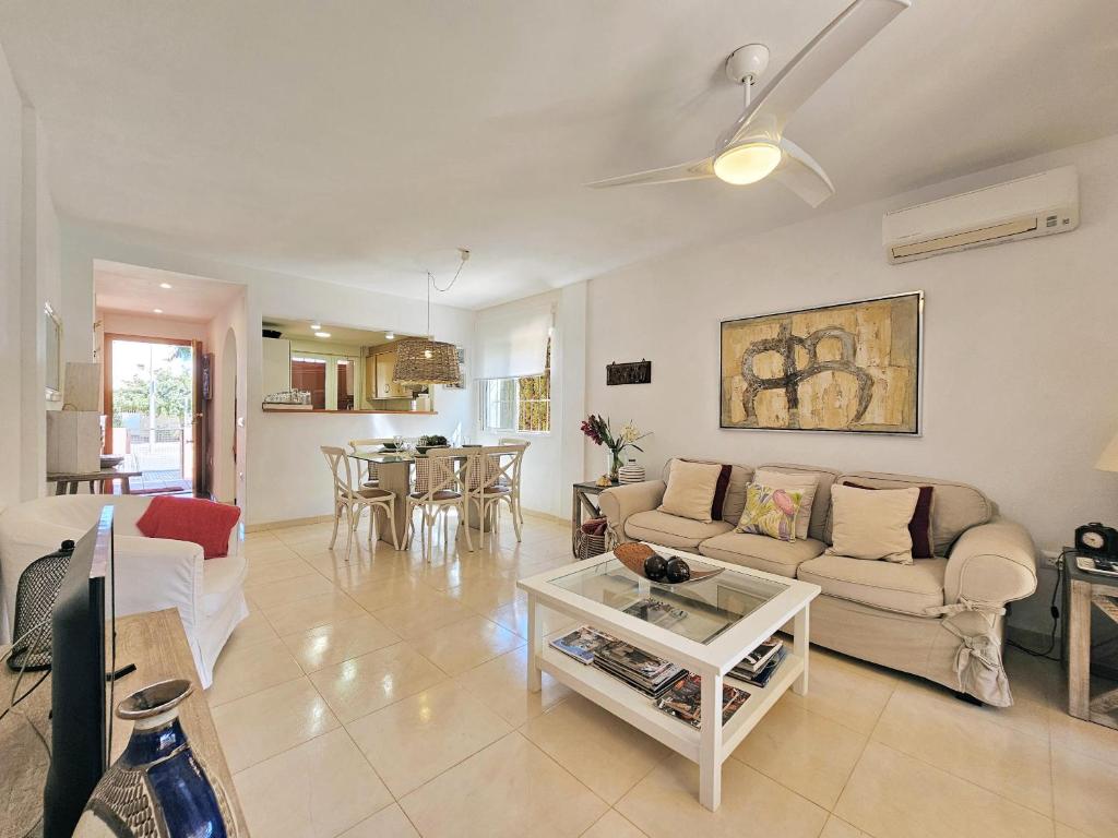 A seating area at PARAISO ARONA I - Casa en Mar de Cristal La Manga