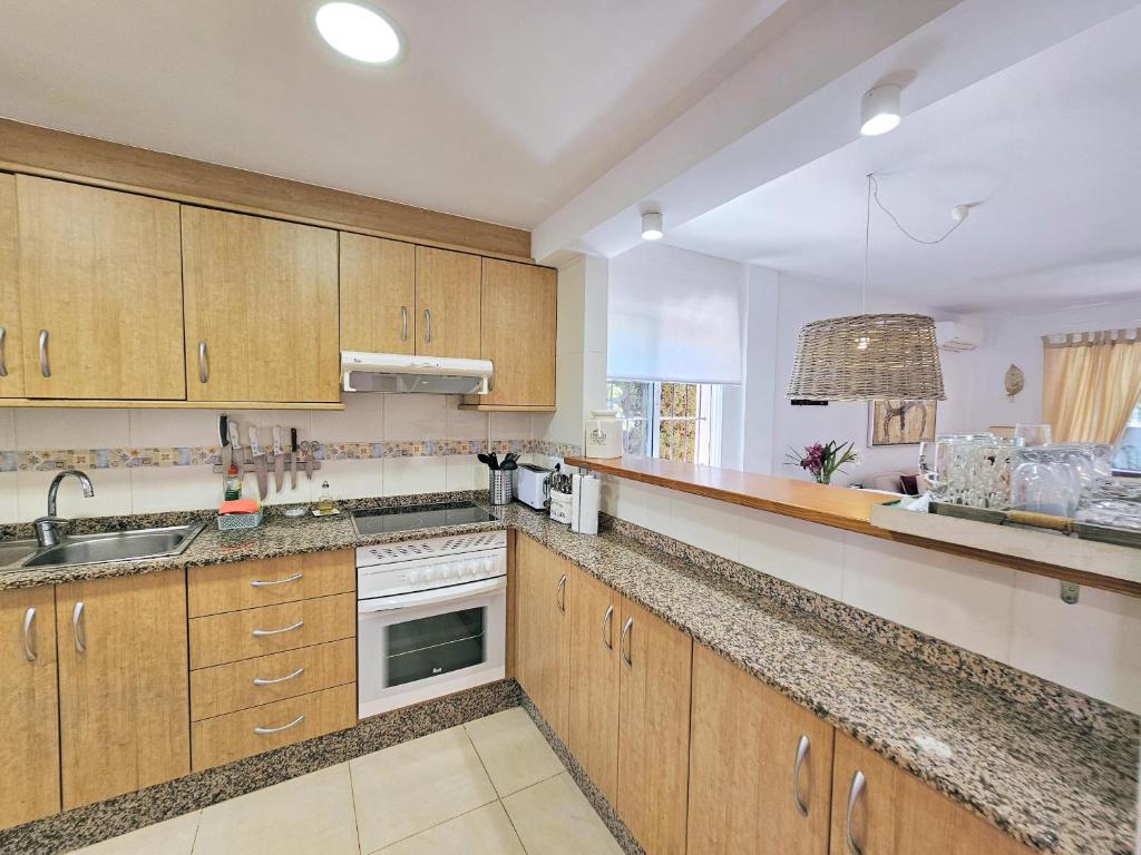 A kitchen or kitchenette at PARAISO ARONA I - Casa en Mar de Cristal La Manga