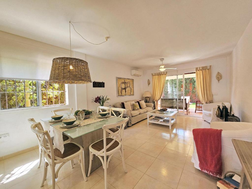 A seating area at PARAISO ARONA I - Casa en Mar de Cristal La Manga