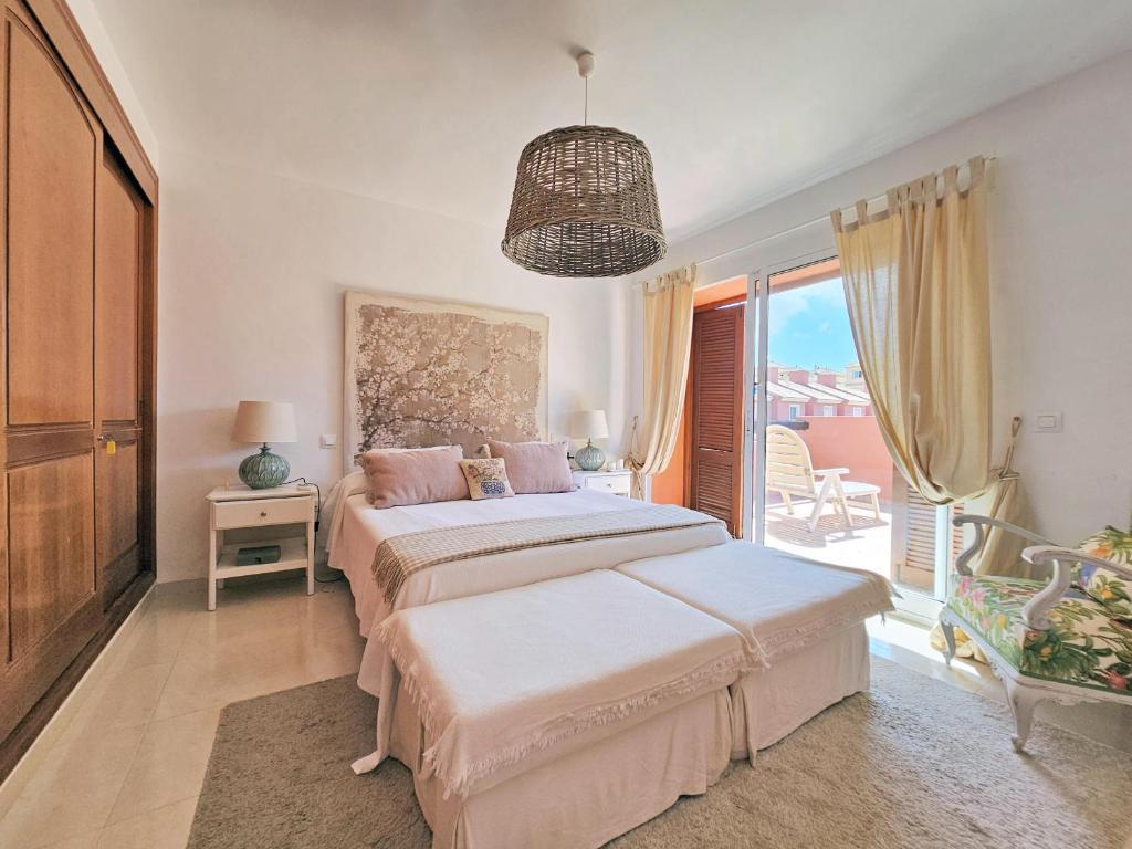 A bed or beds in a room at PARAISO ARONA I - Casa en Mar de Cristal La Manga