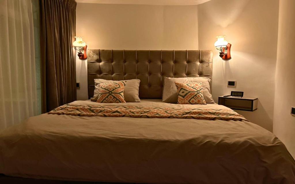 Postel nebo postele na pokoji v ubytování Celestia Boutique Inn - Boutique Stay Overlooking Jerash Ruins